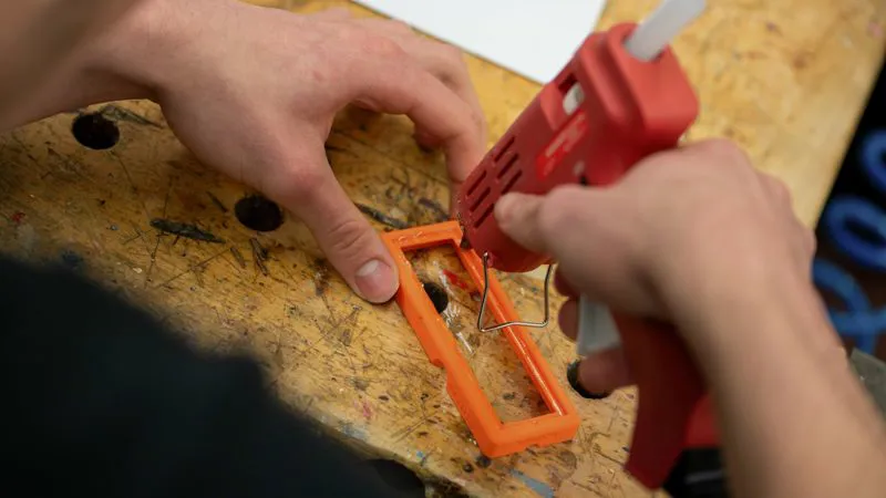 Pistola per colla a caldo: colle hot melt e adesivi per imballaggio e cartotecnica