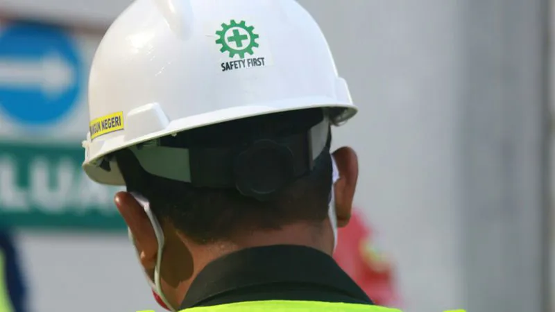 Lavoratore con gilet ad alta visibilità e casco di protezione