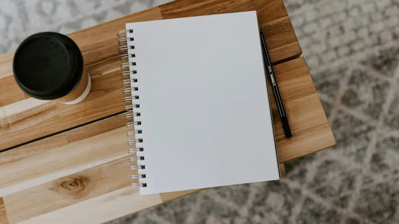 Quaderno bianco con penna: cancelleria personalizzata per l'ufficio