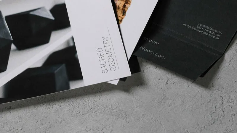 Brochure e depliant su un tavolo: cataloghi e materiale stampato per le aziende