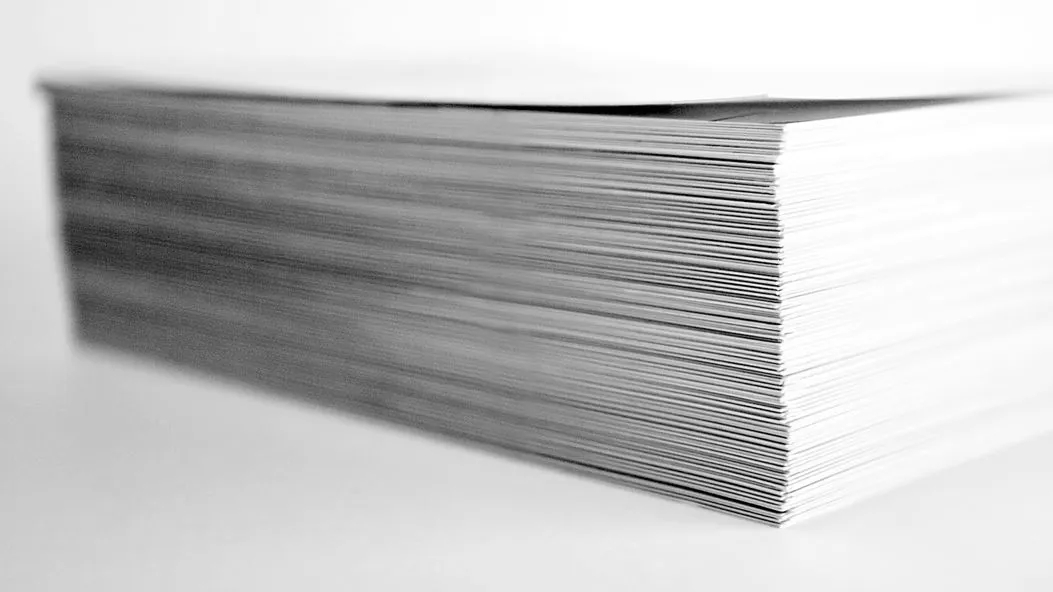 Pila di moduli e fogli di carta per la stampa dei documenti di trasporto