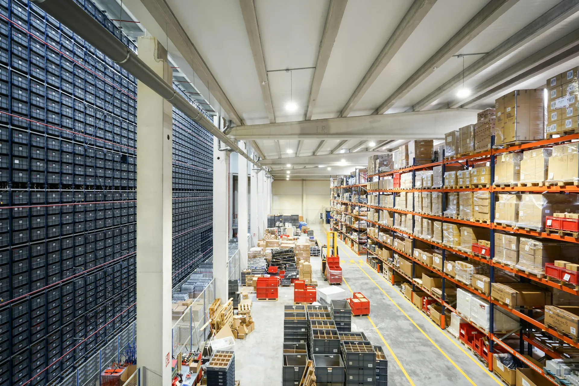 Magazzino con scaffalature e scatoloni: forniture di materiali per le aziende del Nord Italia